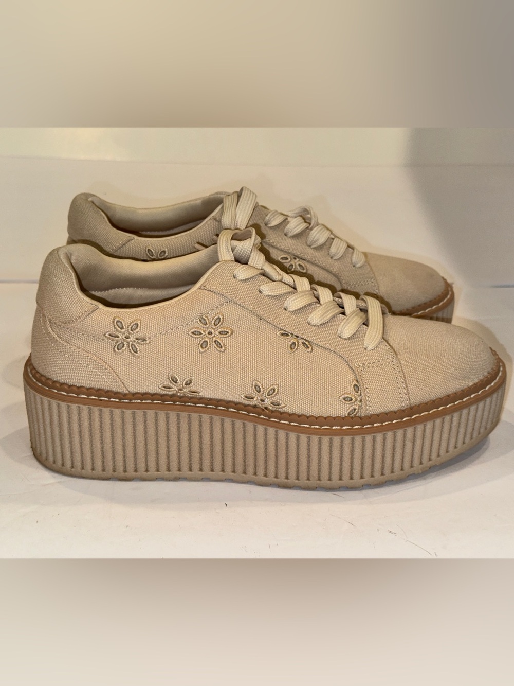 Dolce Vita Brin Cream Eyelet Floral Embroidered Platform Sneaker Shoes 7.5 VGUC